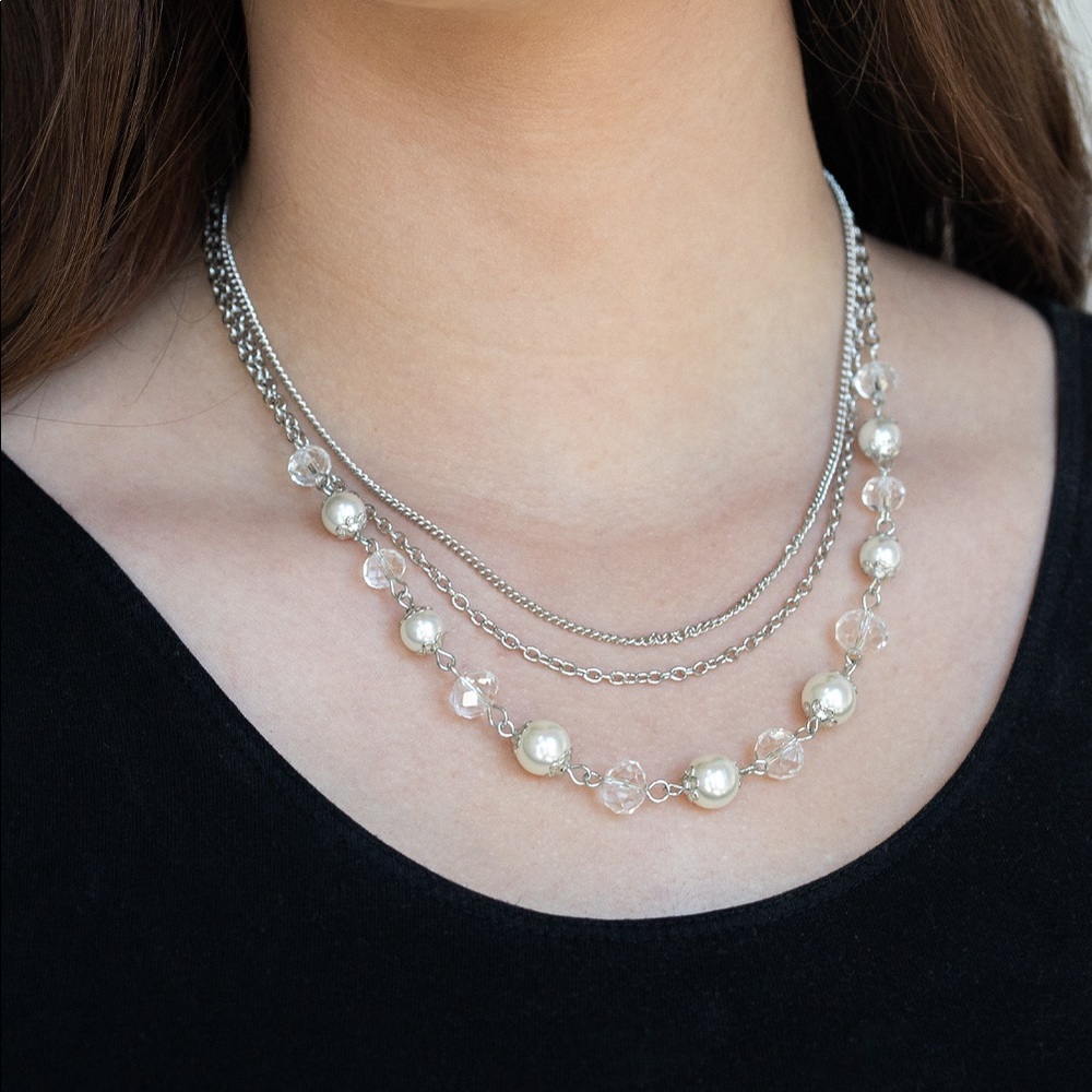 ❤️‍🔥5/$25❤️‍🔥 Toure de Demure White Necklace